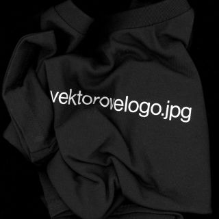 💣 Trika s tímhle relatable designem jsou už nějakou dobu na světě. Krásně potištěný na kvalitní bavlněný matroš Gildan...