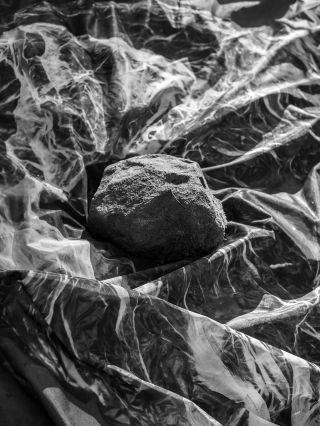 ⚫️ 15-11-2025 @loblhof.and.artgrund & @ma.rie.fiserova Včera dno, zítra strop. #exhibition #výstava #loblhofartgrund...