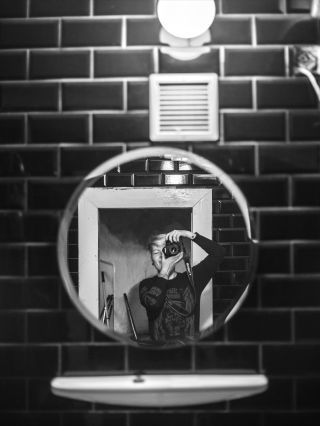 👀 15-11-2025 @loblhof.and.artgrund & @ma.rie.fiserova Včera dno, zítra strop. #exhibition #výstava #loblhofartgrund...